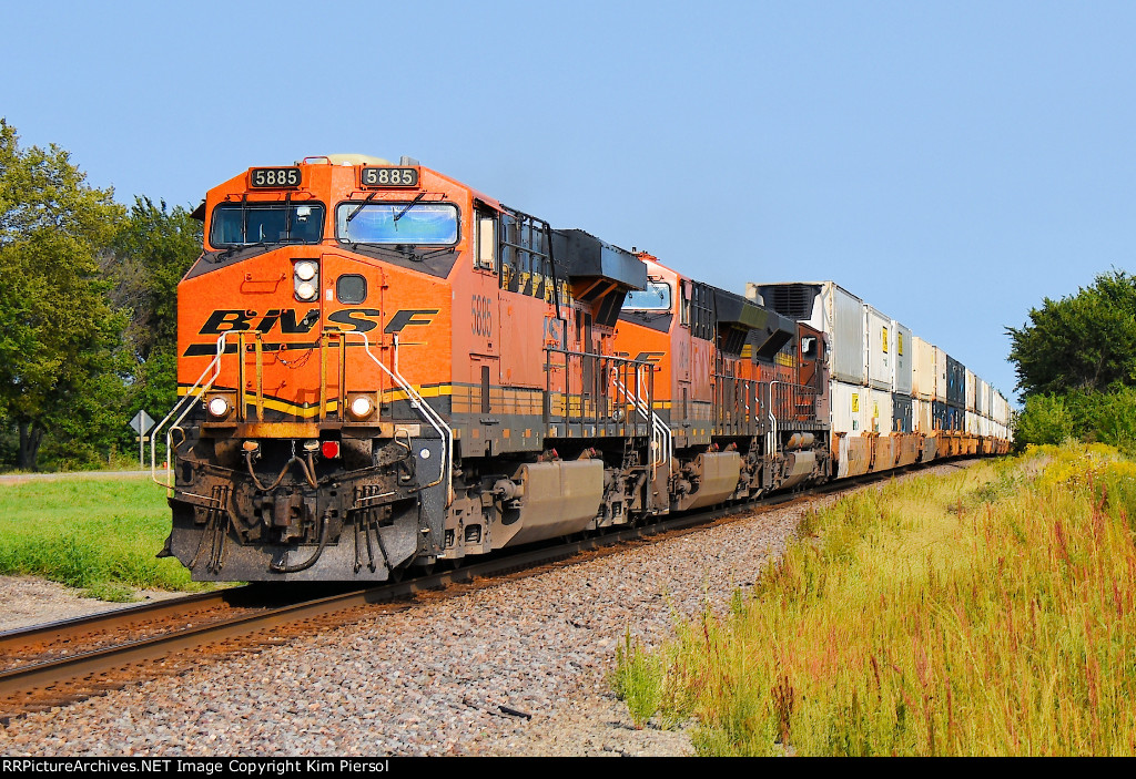 BNSF 5885